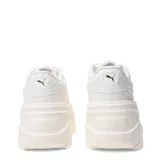 Championes Puma modelo Karmen, de diseño urbano con plataforma elevada. Presentan un exterior sintético en color marfil con cordones al tono y suela de goma robusta que brinda estabilidad y agarre.
