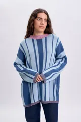 Sweater de punto con diseño de rayas verticales en tonos de azul y celeste, con cuello redondo en color rosado.