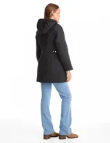 Campera matelassé color marrón con diseño combinado de rombos en el cuerpo y costuras horizontales en las mangas. Cuenta con capucha fija, cierre frontal oculto bajo solapa con botones a presión dorados y ajuste entallado en la cintura.