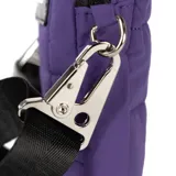 Bandolera mini color violeta, confeccionada en PU símil cuero, con correa regulable, acceso con cierre, bolsillo interno con cierre y herrajes plateados.