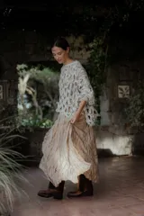 Pollera larga de corte amplio con acabado texturizado y efecto arrugado, confeccionada en tela con caída fluida y cintura elástica.