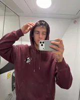 Canguro bordó con capucha, de corte regular y ajuste cómodo. Presenta un estampado gráfico en la espalda que combina una silueta de casa con letras estilo graffiti y el logo de la marca.