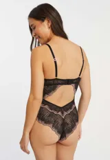 Body negro de microtul y encaje, marca Montelle. Breteles regulables y abroche en la espalda.