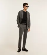 Pantalón de vestir masculino corte slim, confeccionado en tejido técnico con tecnología performance que reduce las arrugas y facilita el secado. Presenta cintura con trabillas, cierre de botón y cremallera, y bolsillos laterales y traseros.