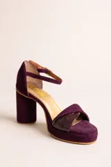 Sandalias de taco alto color blanco, con plataforma, taco cilíndrico, capellada con tira cruzada y tira ajustable al tobillo con hebilla dorada.
