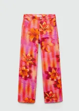 Pantalón de jean estilo wide leg con tiro medio, cierre de cremallera y botón. Presenta un diseño estampado con rayas horizontales y flores, confeccionado en tejido de algodón.