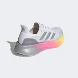 Championes de running Adidas Ultraboost 5, color blanco, con tres franjas laterales grises. La mediasuela presenta un degradado vibrante que va del gris al rosa y amarillo.
