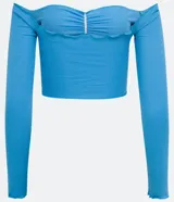 Blusa cropped de media malla color celeste, con escote hombro a hombro, mangas largas con abertura para los dedos y volantes en el escote, puños y bajo.