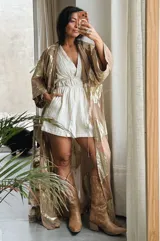 Kaftan largo de tono tostado con grandes detalles metalizados dorados, mangas amplias y diseño abierto frontal.