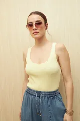 Musculosa amarilla de tejido acanalado con escote redondo y calce al cuerpo.