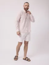 Camisa de hombre de manga larga con rayas verticales en tonos verde claro y blanco. Confeccionada en una mezcla de lino y algodón, presenta cuello abotonado y bolsillo en el pecho.