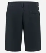 Bermuda masculina de corte slim, confeccionada en sarga de algodón. Presenta un diseño de estilo sastrero con cintura con trabillas, cierre tradicional de botón y cremallera, y bolsillos laterales.