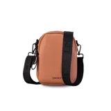 Bandolera de cuero sintético color negro, con doble cierre superior y correa de galón ajustable. Incluye un bolsillo interior de fácil acceso.