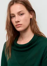 Jersey de punto fino en color verde oscuro, con cuello drapeado y manga larga. Presenta un diseño recto y ligero.
