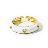 Anillo dorado con banda de esmalte blanco y apliques de circonitas. Ajustable.