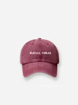 Gorra tipo baseball color bordó con efecto desgastado y frase bordada en blanco en el frente.
