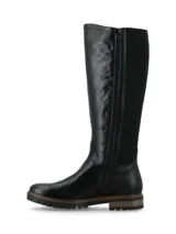 Bota de caña alta confeccionada en cuero vacuno color negro, con paneles laterales elásticos y suela estilo track con detalle de madera en el cerco.