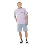 Remera lila de manga corta con cuello redondo y estampado pequeño en el lado izquierdo del pecho.