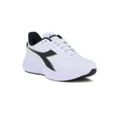 Championes Diadora Champion Running Eagle 8 SL, color blanco con detalles en negro y dorado.