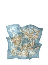 Pañuelo cuadrado de seda natural Rockford, con diseño estampado en tonos celestes y beige sobre fondo blanco.