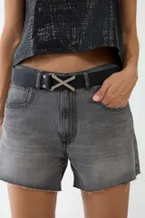 Short de jean gris con terminaciones desflecadas.