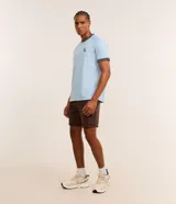Bermuda deportiva masculina Get Over color marrón, con cintura elástica, cordón ajustable, bolsillo trasero y estampa localizada. Confeccionada en poliéster y elastano.