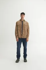 Sobrecamisa verde oliva de pana con cuello solapa, calce holgado, bolsillos con tapa en el pecho y botones personalizados.