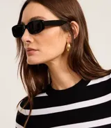 Blusa de punto ligero con diseño de rayas horizontales, cuello redondo y mangas cortas. Confeccionada en una mezcla de viscosa y poliamida, presenta un ajuste al cuerpo.