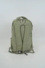 Mochila color rosado con múltiples compartimentos con cierre, asa superior acolchada y logo de la marca en la parte frontal inferior.