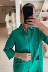 Vestido camisero midi color verde azulado, de lino, con cuello camisero, manga tres cuartos y bolsillos laterales.