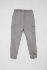 Pantalon tipo cargo jogger color gris claro, con cintura elástica ajustable mediante cordón, bolsillos laterales tipo cargo y puños elásticos en los tobillos.