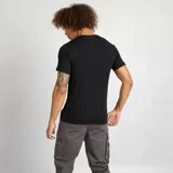 Camiseta negra de corte recto con cuello en V y mangas cortas.