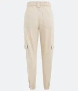 Pantalón jogger color beige, de sarga, con cintura elástica, bolsillos laterales tipo cargo y bolsillos traseros.