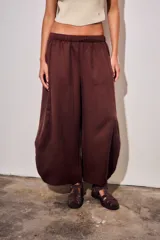 Pantalón babucha de lyocell color marrón, de corte ancho y silueta abombada, con cintura elástica fruncida.