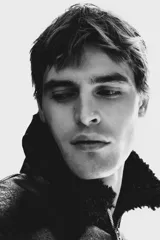 Campera de tejido revestido con acabado efecto cuero, cuello de solapa con forro de sherpa, cierre frontal con cremallera metálica y bolsillos laterales con cierre.