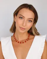 Collar corto de cuentas de cristal checo en tonos rojo y ámbar.