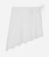 Pañuelo de cintura femenino confeccionado en encaje blanco con diseño floral, con amarre lateral y terminación irregular.