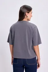 Remera gris oscuro de manga corta con bordado de un tucán y texto en el pecho.