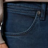 Pantalón de jean Wrangler modelo River, de corte recto, color azul oscuro.