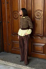 Pantalón wide leg de denim 100% algodón, con tiro alto y diseño de rayas verticales en tonos marrón y negro.