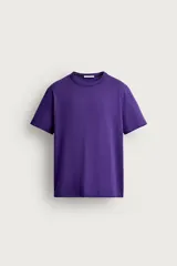 Camiseta regular fit color amarillo, con efecto lavado, cuello redondo y manga corta.