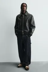 Zapato tipo náutico con diseño de paneles combinados en gamuza marrón y piel con pelo con estampado de vaca. Presenta cordones, horma redonda y suela gruesa con piso track.