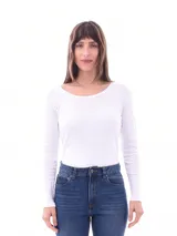 Remera básica de color blanco, de manga larga y cuello redondo, con un calce ajustado al cuerpo.