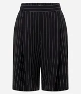 Bermuda alargada de tiro alto para mujer, de color negro con diseño de raya de tiza blanca. Presenta cintura elástica en la parte trasera, pinzas frontales y caída suelta, confeccionada en mezcla de viscosa sustentable.