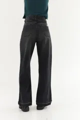 Jean wide leg azul con bolsillos plaqué en el delantero y bajo descosido.