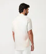 Camisa de manga corta con cuello camisero, corte slim y cierre abotonado. Diseño con efecto degradado en tonos pastel. Confeccionada en viscosa texturizada.