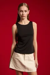 Musculosa negra sin mangas, al cuerpo y con cuello redondo.