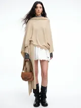 Poncho amplio y liviano de tejido suave con mezcla de cashmere, de diseño abierto y caída fluida.