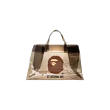 Bolso tote transparente A Bathing Ape con diseño translúcido y estampado del logo del mono de la marca junto con el texto "By Bathing Ape" en la parte inferior.