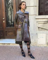 Tapado rojo de lana merino afieltrada, corte recto con lazos para ajustar en la cintura y cuello alto con posibilidad de cruzar los lazos alrededor. Tiene bolsillos laterales.